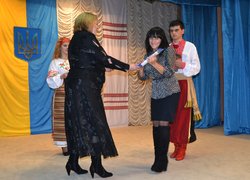 Почесні грамоти кращим працівникам університету вручає в.о. ректора Олена Олександрівна Непочатенко